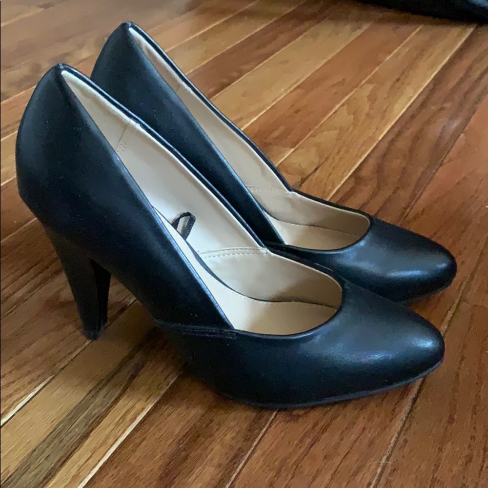Black pumps